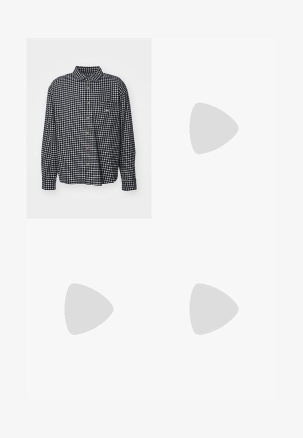 Obey Clothing BIGWIG BARRY  - Srajca - black; Nike črna bombažna majica z klasičnim okroglim izrezom, kratkimi rokavi in subtilnim, vtisnjenim logotipom na prsih. Gladka tekstura.; Črne casual hlače z vrvico v pasu, s stranskimi žepi in ravnim rezom na enobarvni podlagi.; Črne športne čevlje z teksturirano tkanino in gumijastimi podplati, ki imajo elastične vezalke ter modre poudarke na peti. Nosi se z lahkimi denim hlačami.