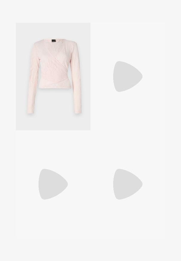 Rosa Spitzenoberteil mit langen Ärmeln und Wickeldesign, das ein strukturiertes Muster und einen V-Ausschnitt aufweist und die taillierte Silhouette betont.; Blaue Schlagjeans mit einem ausgewaschenen Look, fünf Taschen und einem Knopfverschluss. Das Material zeigt eine Denim-Textur mit dezenten Stickdetails.; Marineblaue Wildleder-Sneaker mit weißen Streifen, goldenen "Spezial"-Details, grauer strukturierter Sohle, abgerundetem Zehenbereich und passenden Schnürsenkeln. Klassisches Design.; Schwarze Leder-Hobo-Tasche mit einem lässigen Design, breitem Schultergurt und glatter Textur. Verfügt über einen seitlichen Reißverschluss.