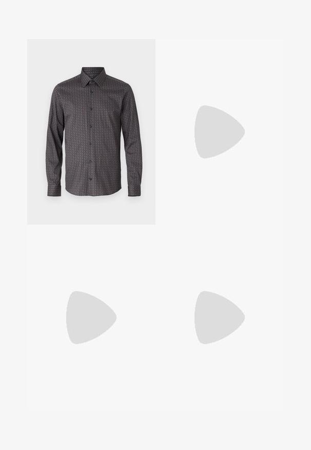 Camisa de manga larga de tela azul oscuro con un sutil patrón geométrico en azul claro y marrón. Presenta un cuello estándar y cierre de botones.; Pantalones negros de tela suave, con cierre de botón en la parte delantera, piernas rectas y sin bolsillos ni patrones visibles.; Mocasines de cuero negro con puntera redondeada, detalle de costura elevada en el empeine y suela de goma plana. Textura suave, diseño clásico.; Maletín de cuero negro marino con dos asas superiores y una correa desmontable. Presenta un acabado texturizado, costura vertical y detalle del logo.