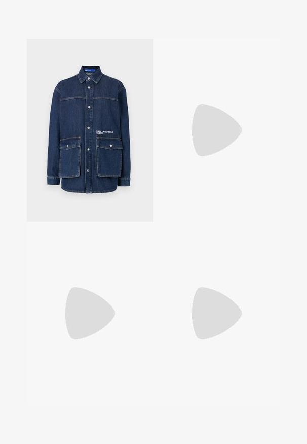 Tamsiai mėlyna džinsinė striukė su apykakle, spaudinėmis sagomis, dviem krūtinės kišenėmis ir išsiuvinėtu "Karl Lagerfeld Jeans" logotipu.; Plačios kojų mėlynos džinsinės kelnės su klasikiniu penkių kišenių dizainu, turinčiu priekinį mygtuką ir užtrauktuką bei subtiliu nusidėvėjimo efektu.; Juodi odiniai slingback kulniukai su smailiu pirštu, siauru kulnu ir dekoratyvine sagtimi viršuje. Lygus paviršius ir elegantiškas dizainas.; Juoda ir balta dryžuota rankinė su struktūrizuota forma, turinti viršutinę rankeną, nuimamą grandinėlės dirželį ir metalinį logotipo akcentą.