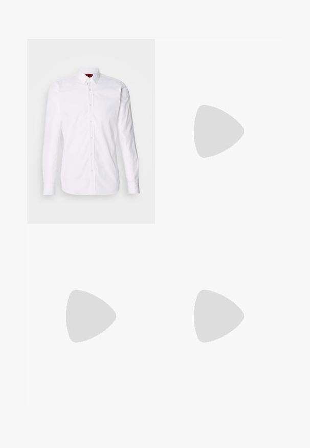 Witte lange mouwen overhemd met knopen, een klassieke kraag, een voorpand met knopen en een gladde katoenen textuur.; Witte mouwloze tanktop van ribstof, met een ronde halslijn en een klein zwart logo op de borst.; Groene, lichte, elastische broek met een relaxte pasvorm. Kenmerken zijn zijzakken en witte streepdetails langs de zijkanten.; Zwarte leren instappers met een dikke rubberen zool, voorzien van een verhoogd platform en een band over de wreef. Glad oppervlak en ronde vorm.