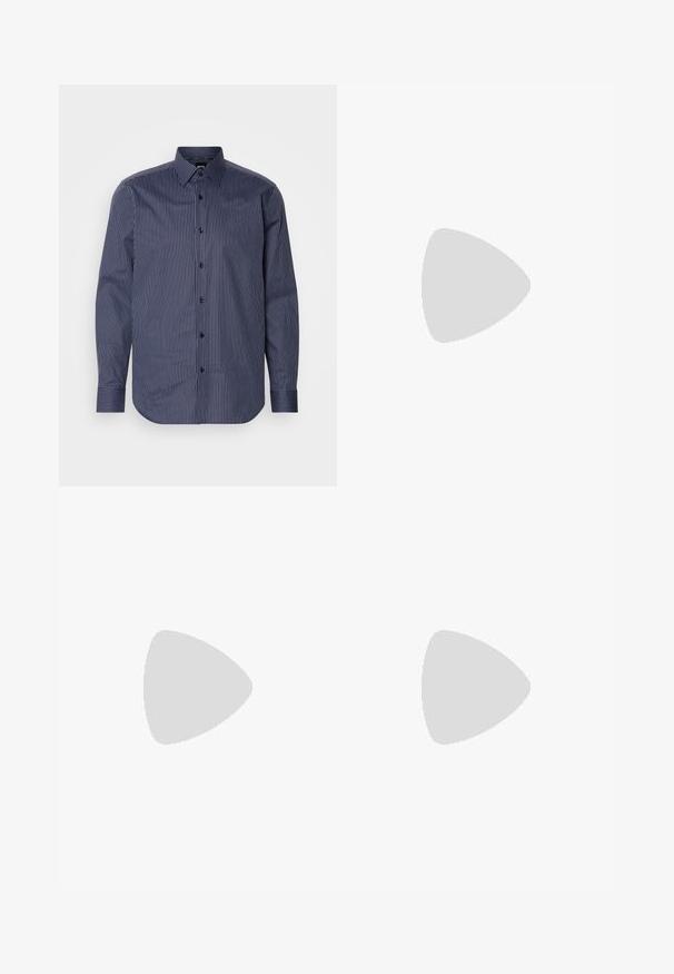 Marine gestreepte langwerpige shirt met een button-down kraag, een voorkant met knopen, en contrasterende verticale strepen met een gladde textuur.; Zwarte op maat gemaakte broek van gladde stof. Voorzien van een gulp aan de voorkant, twee zijzakken en rechte pijpen. Minimalistisch ontwerp zonder patronen.; Grijze suède sneakers met zwarte accenten, voorzien van een gestructureerd oppervlak, vetersluiting aan de voorkant en een gouden logo-detail aan de zijkant.; Bruine leren sporttas met een ritssluiting, dubbele handvaten, een verstelbare schouderband en zichtbare textuurpatronen op het oppervlak.; Gouden kettinghalsketting gedragen boven een crème geribbelde gebreide trui; zachte textuur met een hoge kraag en een subtiel patroon in de stof.