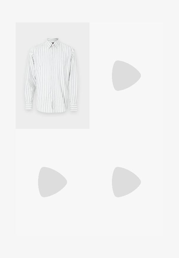 Herreskjorte med lang erm, knappelukking i hvitt med lyseblå og grå vertikale striper, med klassisk krage og enkelt brystlomme.; Hvit bomull t-skjorte med korte ermer, rund hals og subtilt Levi's-logo trykt i midten. Myk tekstur og standard passform.; Sorte plissert bukser med en rett, bred benform. Laget av glatt stoff, med knappelukking og beltehemper.; Svart sportsko med mesh-overdel, sølvdetaljer og polstret såle. Har snøring og teksturert såle for godt grep.