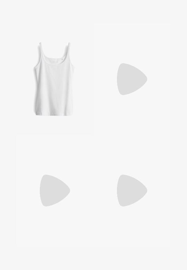 Witte tanktop met dunne bandjes, gemaakt van zacht katoen. Heeft een ronde halslijn en een rechte zoom zonder versieringen.; Zwarte denim broek met wijde pijpen en een hoge taille, voorzien van voor- en achterzakken, gestikte naden en een knoopsluiting. Gladde textuur.; Bershka Sandalen met hoge hak - black; Zwarte laarzen in lakleer met een gebogen vorm, één schouderband, voorvakken en accenten in zilverkleurig metaal.