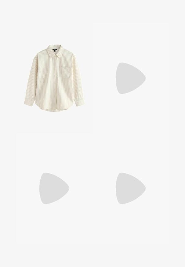 Chemise bouton-pression beige clair avec de fines rayures verticales bleues, manches longues, une poche frontale et un ourlet arrondi. Texture de tissu douce.; Pantalon culotte noir en polyester avec une taille élastique, deux plis avant et une silhouette ample. Pas de motifs visibles ni de détails matériels.; Sandale noire à glissière avec deux accents de boucle en or, en matériau lisse, semelle plate et design minimaliste.; Sac en cuir marron avec un haut froncé et une bandoulière en chaîne. Texture lisse avec une finition brillante et des coutures subtiles sur les côtés.