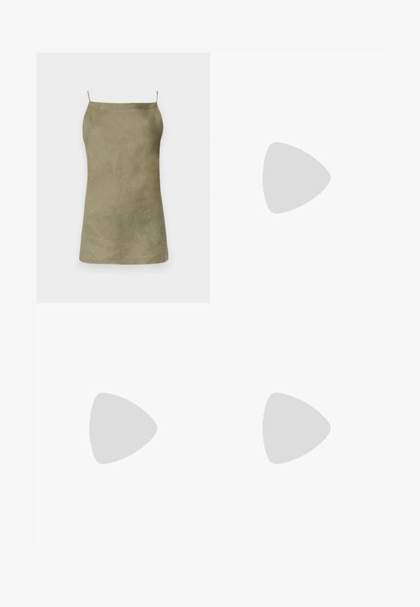 Olive green bezrękawnik o luźnym kroju. Gładka faktura i minimalny design. Cienkie ramiączka typu spaghetti. Brak widocznych wzorów lub akcentów.; Spodnie dżinsowe w kolorze ciemnoniebieskim o szerokich nogawkach i wysokim stanie, z wiązaniem na sznurki, pięcioma kieszeniami oraz kontrastowymi detalami w staszcu.; Sandały na obcasie typu slingback z błyszczącej ciemno-brązowej lakierowanej skóry, w szpic, z otwartymi bokami i regulowanym paskiem wokół kostki.; Okulary przeciwsłoneczne w stylu żółwi, z owalnymi soczewkami, brązowym odcieniem i złotymi akcentami na ramionach. Grube oprawki o błyszczącej powierzchni i gładkiej fakturze.