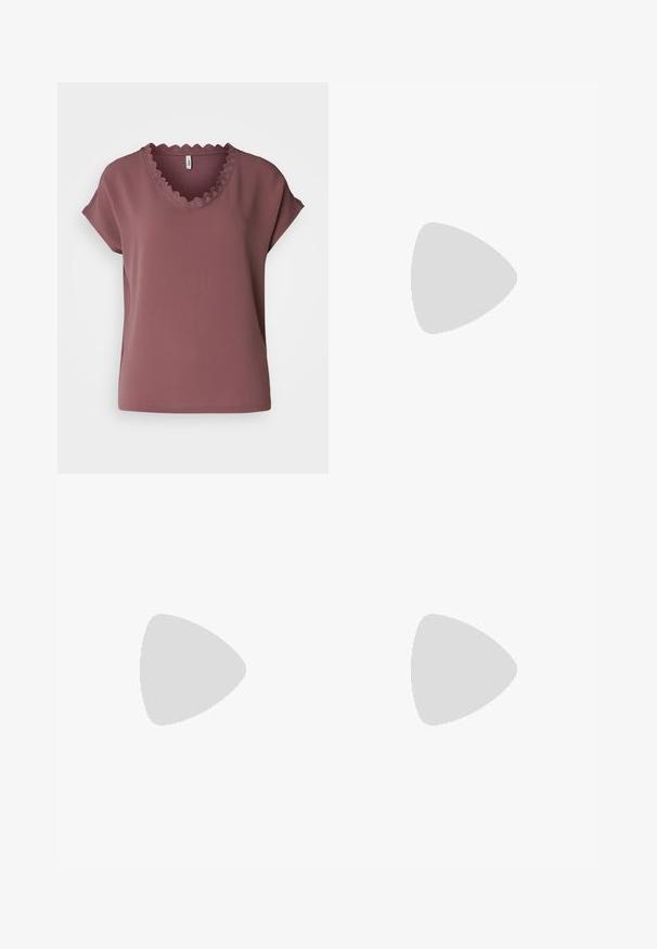 Kortærmet, løstsiddende top i dæmpet mauve med en scallop-formet V-udskæring. Lavet af letvægtsstof med en glat tekstur.; Sorte bukser med lige pasform, der har frontlommer og slidser i kanten. Lavet af blødt, glat stof. Velegnet til forskellige anledninger.; Sorte patenterede hælsandaler med firkantet tå, ankelremme og sølvspænder. Har en chunky blokHæl for stabilitet.; Sort læderhåndtaske med en buet form, aftagelig rem og guldfinish. Tasken har en klap med en spænde detalje.