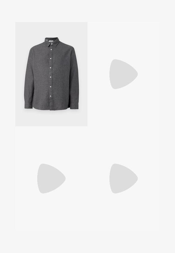 Γκρι πουκάμισο με μια υφαντή επιφάνεια, κολάρο, μακριά μανίκια και μπεζ κουμπιά μπροστά. Ευθεία τελείωμα στο κάτω μέρος.; Λευκό βαμβ�ακερό μπλουζάκι με σχέδιο γραφικών που απεικονίζει ένα πολύχρωμο 'A' με μια γροθιά και ένα τριαντάφυλλο. Με κοντά μανίκια και στρογγυλή λαιμόκοψη.; Μαύρο παντελόνι με κανονική γραμμή, κατασκευασμένο από λείο ύφασμα. Διαθέτει κλείσιμο με κουμπί και θηλύκια ζώνης. Χωρίς ορατά σχέδια ή διακοσμητικά στοιχεία.; Λευκό αθλητικό παπούτσι με άνω μέρος από λείο δέρμα και χαμηλό προφίλ. Διαθέτει στρογγυλεμένη μύτη, έξι τρυπούλες και υφασμένη καουτσούκ σόλα.