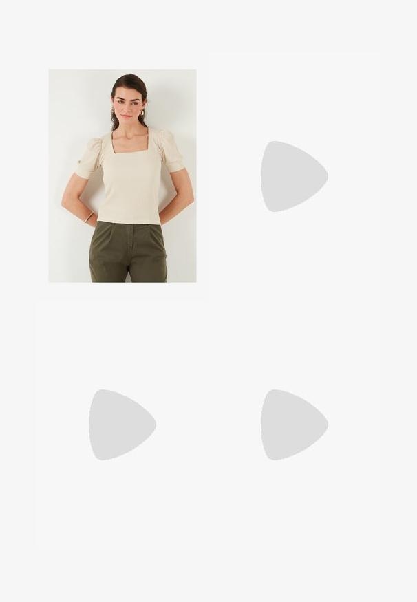 Haut beige à encolure carrée avec des manches bouffantes, texture côtelée. Associé à un pantalon vert olive, le modèle porte des boucles d'oreilles en or.; Une jupe à mi-longueur en tissu léger avec un motif abstrait beige, marron et vert. Elle présente une taille ajustée et une coupe fluide.; Sandale à talon haut en daim rose avec un talon bloc, bout ouvert et bride de cheville avec une détail de boucle en or. Bande avant plate.; Sac à épaule en faux cuir brun, de forme arrondie, avec des coutures minimales et un accent en matériel doré. Il possède une fermeture zippée sur le dessus et une sangle réglable.