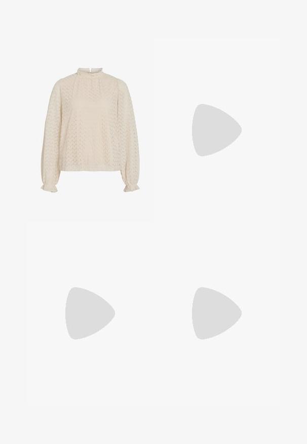 Krämfärgad blus med hög hals, texturerat zigzag-mönster och ballongärmar med pösiga manschetter.; Ljusblå denimbyxor med vida ben och hög midja, två framfickor och synlig sömnad. Har en knapp- och dragkedjestängning.; Svart läder slingback-sandalett med spetstopp och en smal, böjd klack. Har ett diskret justerbart rem med en metallspänne.; Väskan i ormtryck har ett böjt handtag. Den är tillverkad av strukturerade, beige och bruna material och har ett distinkt diamantsmönster.