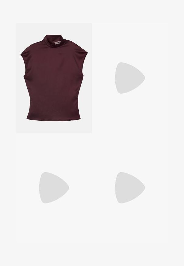 Top corto a maniche corte color bordeaux con colletto a polo finto, realizzato in tessuto satinato liscio, caratterizzato da un design aderente e cuciture pulite e minimaliste.; Norma Kamali MENS PLEAT  - Pantaloni - cream; Stivale marrone fino al ginocchio con texture in pelle di serpente, punta quadrata e tacco a blocco su sfondo bianco uniforme.; Borsa a tracolla con stampa leopardata, realizzata in suede, con una maniglia corta, una tracolla a catena e una chiusura in metallo nero. Forma rettangolare con chiusura a patta.