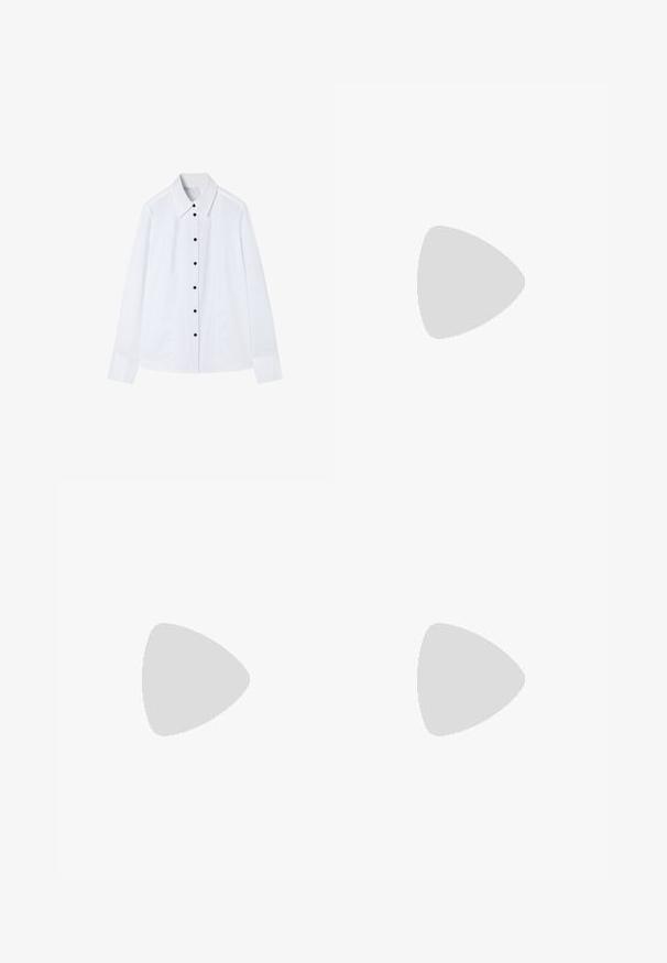 Weißes langärmliges Hemd mit klassischem Kragen, versehen mit schwarzen Knöpfen auf der Vorderseite und einer glatten Textur. Einfaches, klares Design.; Dunkelblaue gerade Jeans mit Fronttaschen, Gürtelschlaufen und einem Knopfverschluss.; Bershka High Heel Sandalette - black; Weißer Stoffbeutel in dreieckiger Form, mit Ösen-Detail und einer gebundenen Schleifenapplikation oben. Durchgehend glatte Textur.