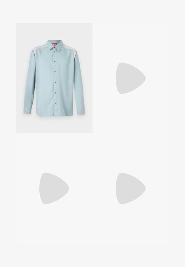 Camicia button-up azzurro chiaro con colletto standard, dotata di un'etichetta rossa, bottoni metallici e una texture di tessuto liscia.; Camicia bianca in cotone a maniche lunghe con scollatura rotonda, spacchi laterali in fondo e una texture liscia, mostrata da dietro.; Jeans in denim blu chiaro con design a gamba dritta, cinque tasche, chiusura con bottone, leggero sbiadimento e dettagli di cucitura a contrasto.; Sneaker bianco con tomaia in pelle liscia e profilo basso. Presenta una punta arrotondata, sei occhielli e una suola in gomma testurizzata.
