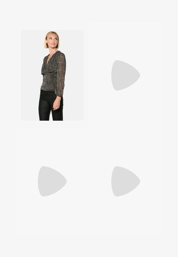 Blouse à imprimé léopard noir et beige avec de longues manches transparentes et un décolleté en V, mettant en valeur une taille froncée pour une silhouette ajustée.; Pantalons palazzo en satin couleur crème avec des motifs géométriques noirs brodés le long de l'ourlet. Présente une texture lisse et une silhouette ajustée.; Escarpin en cuir beige à talon carré avec un bout pointu, bord noir le long de l'ouverture, et une fine bride arrière réglable avec des accessoires en or.; Sac à main en cuir crème avec une forme de croissant, quincaillerie dorée, accents noirs et une bandoulière amovible. Présente un détail en chaîne et une étiquette.
