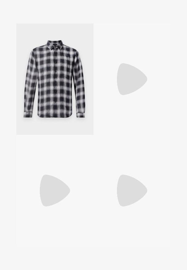 Karierte Hemd in Schwarz und Weiß, mit langen Ärmeln, Kragen, aus leichtem Stoff mit weicher Textur, mit schwarzen Knöpfen.; Braune, hochtaillierte Hose aus strukturiertem Stoff. Mit weitem Bein und zwei vorderen Bügelfalten für zusätzliche Form. Saubere Verarbeitung ohne sichtbare Hardware.; Schwarze Lederloafers mit glatter Textur, rundem Zehenbereich und einem dekorativen Riemen über dem Vorderfuß. Niedriger, gestapelter Absatz, minimalistisches Design.; Schwarze Stofftote mit schwarzen Ledergriffen. Einfaches Design, geräumiger Körper und glatte Textur. Keine sichtbaren Logos oder Muster.