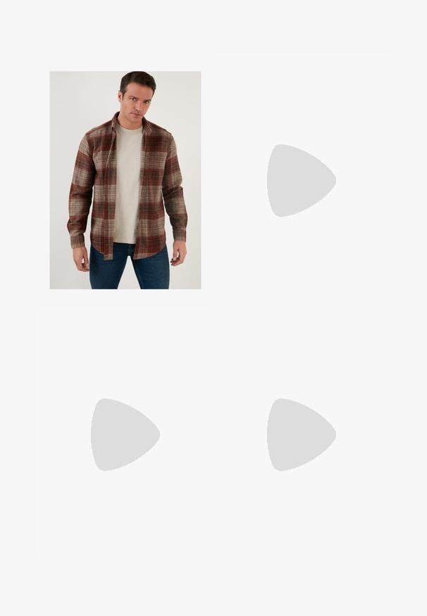 Rute flannel skjorte i røde, brune og beige nuancer med knaplukning foran og lange ærmer, båret over en lysegrå t-shirt.; Et par off-white denim jeans med lige pasform, fem lommer og sorte metaldetaljer på forsiden. Glat tekstur.; Sort sandal med to justerbare spænder, en korksål og en struktureret gummisål. Har et minimalistisk design og åben tå-stil.; Wayfarer-solbriller med mørk skildpaddeplastikramme, grønne linser og sølvfarvet Ray-Ban-logo på stængerne.