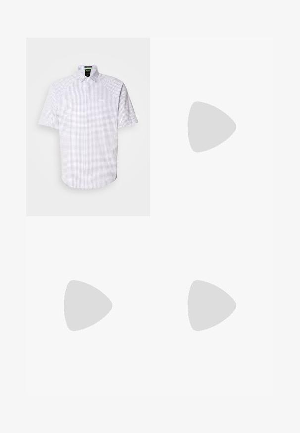 Kortermet skjorte med knapper i hvitt med blå rutemønster. Har klassisk krage og en subtil logo på brystet.; Beige bukser laget av et glatt stoff, med rett ben-design, frontknapp-lukking og subtile bretter langs fronten.; Svart lærloafers med rund tå, opphøyde sømdetaljer på vamsen og flat gummisåle. Glatt tekstur, klassisk design.; Svarte solbriller med vinklete rammer båret av en mann og en kvinne. Mannen har på seg en blå og hvit stripete skjorte under en mørk jakke; kvinnen har på seg en mørk, mønstrete topp.