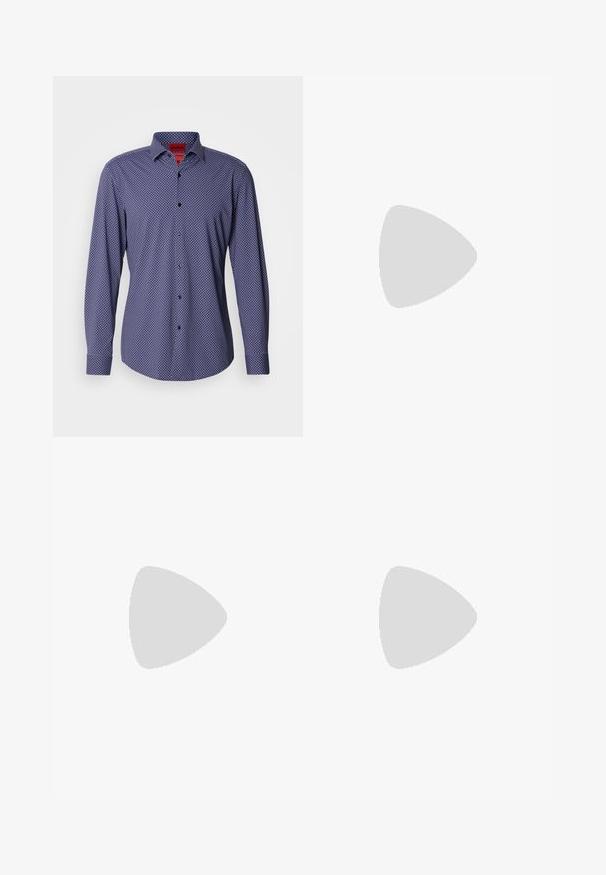 Camicia a maniche lunghe blu navy con pois bianchi, colletto button-down e bottoni neri. Tessuto morbido con un design a vestibilità regolare.; Jeans in denim blu con vita alta, design a gamba dritta e leggera sbiaditura. Presentano il classico stile a cinque tasche e chiusura con zip.; Scarpe da ginnastica bianche in mesh e suede, con una suola intermedia testurizzata, dettagli testurizzati e il logo "HUGO" sul lato.; Borsa duffel nera in nylon con manici marroni in contrasto e tracolla regolabile. Presenta un grande logo bianco "BOSS" sul davanti.