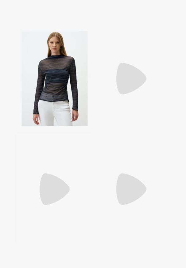 Top a maniche lunghe della Marina con tessuto trasparente, caratterizzato da strisce argentate metalliche, design aderente e polsini a forma di scallop. Indossato sopra pantaloni bianchi.; Jeans larghi marroni in denim, caratterizzati da una chiusura frontale con bottone, cinque tasche e dettagli di cucitura visibili.; Tacchi slingback in pelle verniciata nera con punta affusolata, design con tagli laterali e tacco quadrato piccolo. Texture liscia con dettagli minimi.; Occhiali da sole tartarugati marroni con lenti rettangolari, profilo snello e bracci curvi. Le lenti hanno una tinta marrone, la montatura è in plastica.