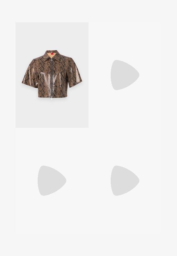 Camicia cropped in stampa serpente lucida marrone e nera, con colletto a punta e chiusura frontale con zip. Maniche corte e larghe.; Pantaloni neri su misura con un design a gamba dritta, caratterizzati da una texture liscia e pieghe ben definite sul davanti. Senza hardware visibile.; Décolleté slingback in vernice nera con punta affilata, tacco basso e design con aperture sul vamp. Accento in hardware color oro sul lato.; Borsa a mano in pelle nera con un design strutturato, caratterizzata da una forma corta, manico superiore e accessori in metallo dorato. Inclusa tracolla regolabile.