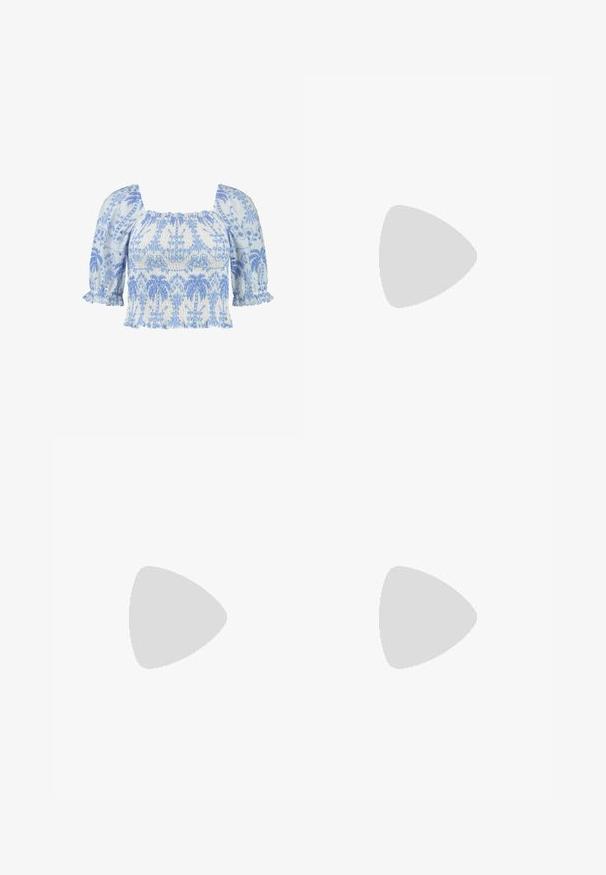 Helles blaues und weiß gesticktes Oberteil mit einem quadratischen Ausschnitt, kurzen Puffärmeln und geraffter Textur, die durchgehende Blumenmuster aufweist.; Schwarzes ärmelloses Top mit Leopardenmuster, weicher brauner Rock. Der Rock hat einen gerafften elastischen Bund und einen fließenden Stoff. ; Schwarze Leder-Chelsea-Boots mit elastischen Seitenpanelen, einer Zuglasche und einer robusten, dicken Sohle mit tiefen Rillen für Traktion.; Beige Umhängetasche aus weichem Stoff, mit einer geschwungenen Form, verstellbarem Trageriemen und einem dezenten Logo auf der Vorderseite.; Goldkette mit runder Verschlussdetail, bestehend aus ineinandergreifenden Gliedern, glänzender Oberfläche und verstellbarer Länge.