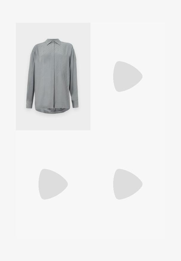 Helehall, pikkade varrukatega särk siledast kangast, nööpide juurde kinnitatud esiosa ja peente diagonaallöövidega. Klassikaline krae ja ümar serv.; Mustad ja sirged püksid, millel on sile tekstuur ja teravad voldid esiosas. Ilma nähtavate detailideta.; Mustad nahast slingback kontsad terava ninaga, millel on õhuke konts ja kuldse tooni aktsent reguleeritaval rihmal. Sile tekstuur.; Must mustrist käekott, millel on struktureeritud disain, lühendatud kuju, ülemine käepide ja kuldne metallist detail. Reguleeritav õlalihm on kaasas.