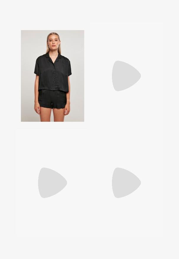 Camicia nera in satin a maniche corte con vestibilità rilassata, abbinata a pantaloni corti coordinati. Texture liscia e design corto.; Pantaloni neri a gamba larga realizzati in un tessuto liscio e lucido, con una vita elastica e senza tasche visibili o dettagli in metallo.; Sneaker nere in tela con lacci bianchi, punta in gomma bianca e una suola intermedia bianca e spessa. Presentano cuciture bianche sottili e una suola in gomma.; Occhiali da sole neri rettangolari con lenti scure e montatura spessa opaca. Le asticelle sono leggermente affusolate con una texture liscia.