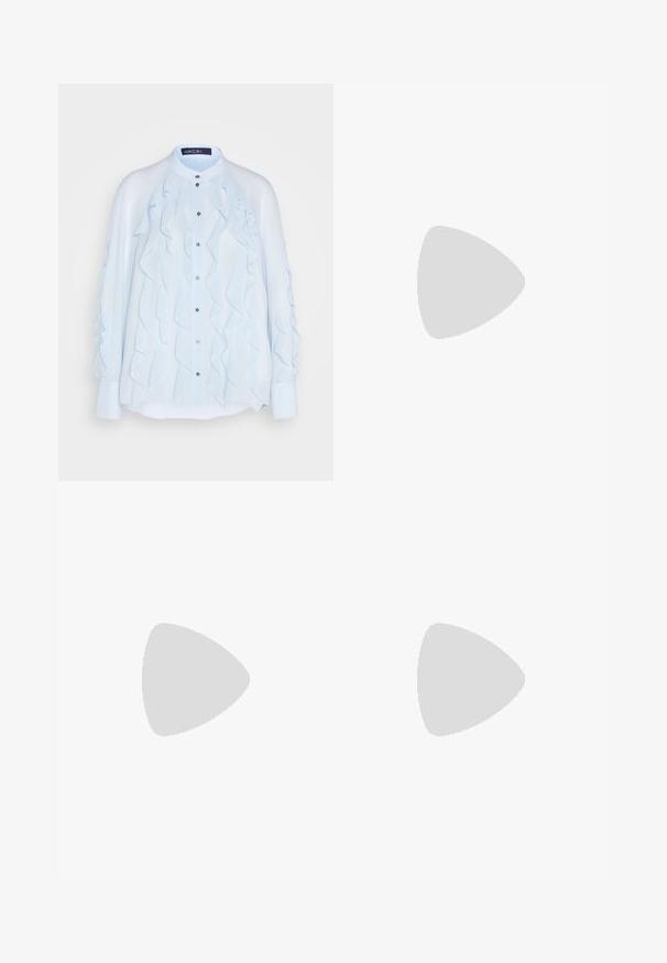 Marc Cain Blouse - soft summer sky; Pantalon noir ajusté avec une coupe droite, présentant une texture lisse et des plis nets sur le devant. Aucune quincaillerie visible.; Slingback noir à bout pointu avec un petit talon, en cuir lisse et doté d'un design découpé sur le côté pour plus de respirabilité.; Sac à main en cuir noir avec un design structuré, featuring une forme cropped, une poignée supérieure et des accents en matériel doré. Bandoulière réglable incluse.