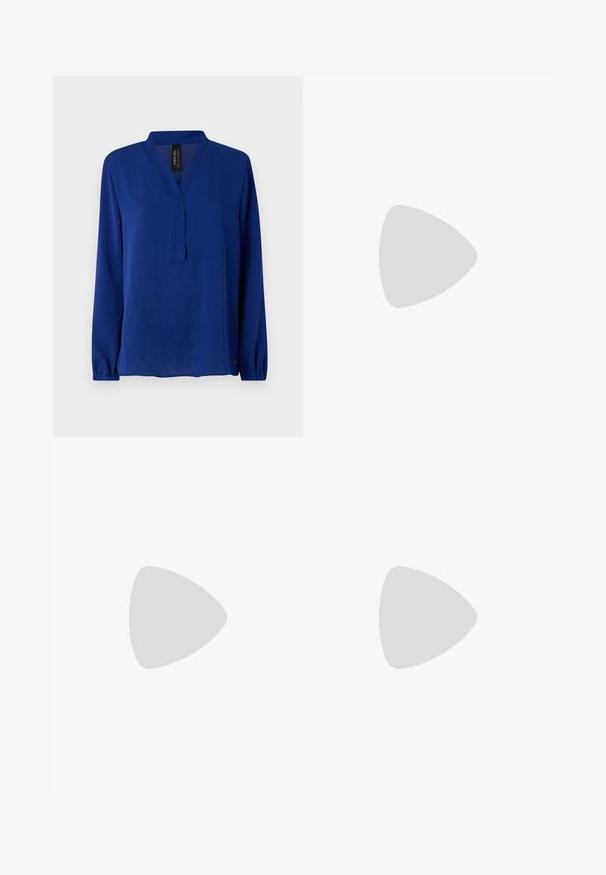 Marc Cain Blúzka - royal blue; Čierne krajčírské nohavice so strihom rovného nohu, s hladkou textúrou a ostrými skladmi pozdĺž prednej časti. Žiadne viditeľné hardvér.; Čierne kožené slingback opätky s špicatou špičkou, s úzkym opätkom a zlatým detailom na nastaviteľnom remienku. Hladká textúra.; Čierna kožená kabelka so štruktúrovaným dizajnom, s krátkym tvarom, hornou rúčkou a zlatými prvkami. Súčasťou je nastaviteľný ramenný popruh.