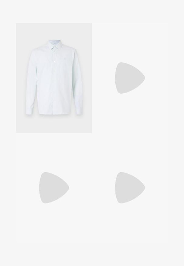 Ανοιχτό μπλε και λευκή ριγέ μακρυμάνικη πουκαμίσα, με κουμπιά μπροστά, μυτερό γιακά, μαλακό ύφασμα, με μικρό λογότυπο στο στήθος.; Λευκό μπλουζάκι από βαμβάκι με κοντά μανίκια, στρογγυλή λαιμόκοψη και άνετη εφαρμογή. Λείος υφή χωρίς ορατά σχέδια ή διακοσμητικά στοιχεία.; Ανοιχτό μπλε τζιν παντελόνι με σχεδίαση ίσιας γραμμής, πέντε τσέπες και κλείσιμο με κουμπί. Μαλακή υφή με κλασικό φθαρμένο φινίρισμα.; Λευκό αθλητικό παπούτσι με τρύπες και τρεις λωρίδες σχεδίασης, υφασμάτινες λεπτομέρειες, καουτσούκ σόλα και λογότυπο "CAMPUS" σε χρυσό στο πλάι.