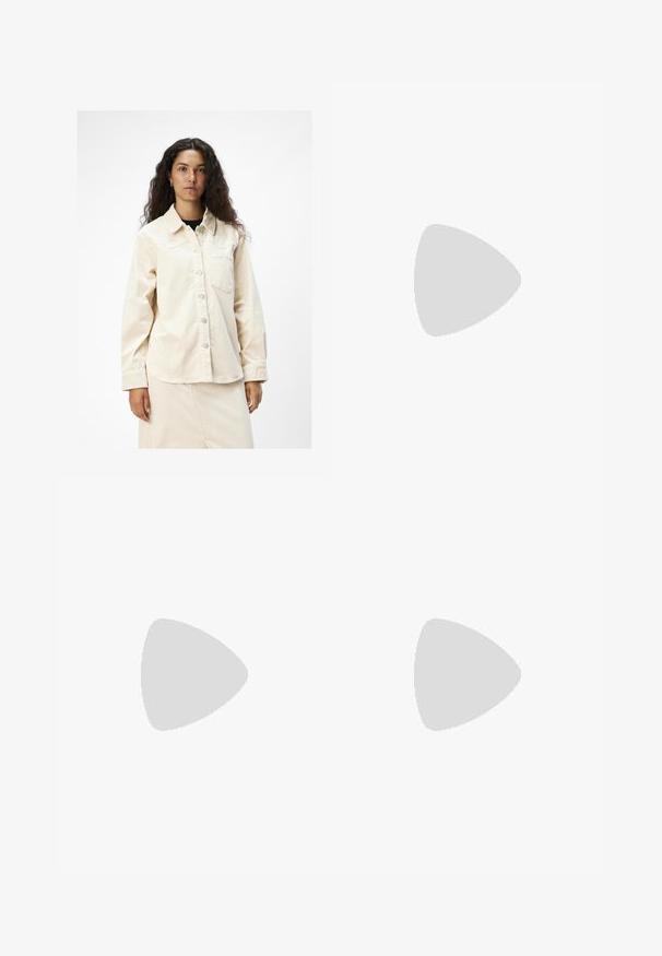 Object OBJLIVA  - Hemdbluse - sandshell; Schwarzer, gestufter Midirock mit elastischem Bund, aus weichem Stoff gefertigt, mit fließender Silhouette und glatter Textur.; Braune, mit Absatz versehene Flip-Flop-Sandale mit einem schmalen Riemen und abgerundetem Zehensteg, der ein kleines goldfarbenes Akzent auf dem Fußbett aufweist.; Weiche braune Hobo-Stil Handtasche mit einem einzigen breiten Trageriemen und einer geschwungenen Oberteilöffnung, auf einem weißen Hintergrund präsentiert.