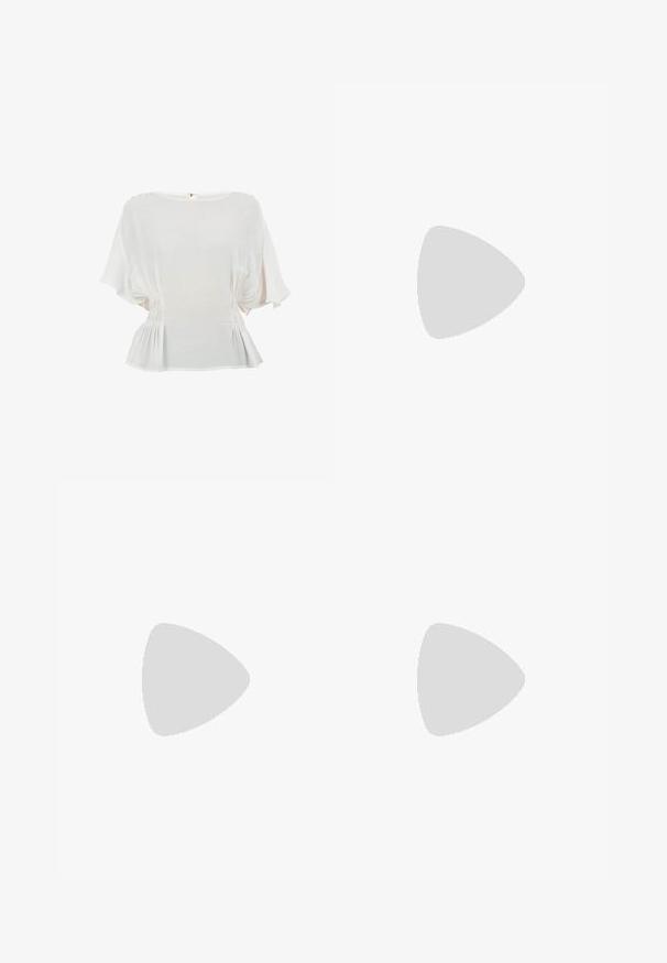 Hvid kortærmet bluse med rund halsudskæring, indsamlet detaljering på siderne og peplum nederdel. Lavet af letvægtsstof med en glat tekstur.; Blå denim jeans med et lige ben-design, der har en høj talje, bæltekanter og for- samt baglommer. Minimalistiske syninger.; Hvide sneakers med en glat læderoverdel, gyldne snørehuller og en gylden detalje rundt om sålen. Flad gummisål med struktureret mønster for godt greb.; Brune firkantede solbriller med gradientlinser. Gennemsigtig ramme med mat finish. Mærkenavnet "SURI FREY" trykt på stænger.; Beige læderhåndtaske med en struktureret overflade, der har en toplynlås, en kort håndtag og en aftagelig længere rem. Sølvhardwaredetaljer.