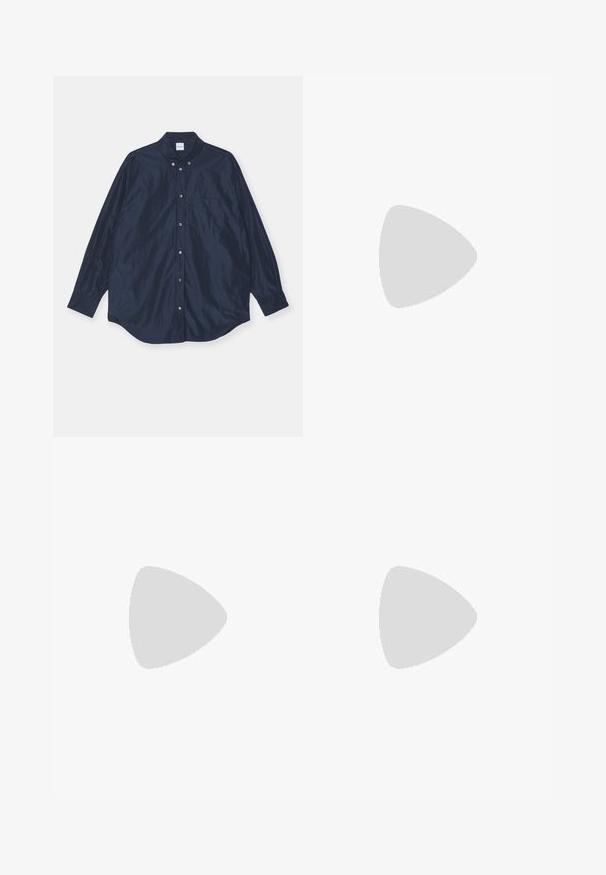 Marineblaue Langarm-Button-up-Bluse mit satinähnlicher Textur, enthält eine einzelne Brusttasche und einen abgerundeten Saum. Verfügt über einen geknöpften Kragen und Manschetten.; Schwarze Hosen aus glattem Stoff mit hoher Taille, weitem Bein, vorderen Falten und klassischen Gürtelschlaufen. Keine sichtbaren Seitentaschen.; Schwarze Ledersandalen mit goldenen Schnallenakzenten, die mehrere Riemen und ein flaches Sohlendesign für das Tragen mit offenen Zehen bieten.; Schwarze Lederhandtasche mit abgerundeter Form, breitem Tragegurt und strukturiertem Finish. Besitzt eine subtile Nahtdetails und einen Akzent aus goldfarbenem Metall.