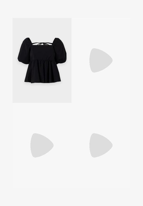 Blusa nera a maniche puff con scollatura quadrata, vita arricciata e dettaglio della chiusura dietro. Realizzata in tessuto leggero con una superficie liscia.; Jeans svasati di un blu chiaro, con vita alta, caratterizzati da dettagli con bottoni lungo le cuciture laterali e una morbida texture in denim.; Maje Sandali con tacco - noir; Borsa a tracolla in pelle nera con dettagli a frangia, catena dorata e manico ritagliato. Presenta il logo sulla parte anteriore.