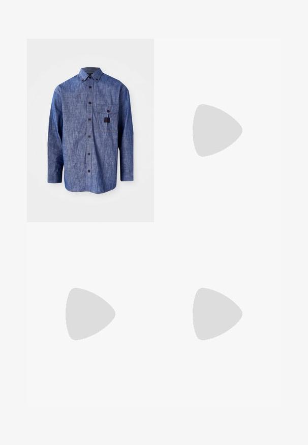 Cămașă albastră din denim cu mânecă lungă, cu guler cu nasturi, buzunar pe piept în față și textură subtilă. Include nasturi negri și cusături în contrast.; Filippa K HEAVY CREW NECK TEE - Tricou basic - navy; Pantaloni bleumarin din bumbac, cu un design drept, închidere frontală cu nasture și talie clasică cu bucle pentru curea.; Sneakers negre din suede cu o talpă din cauciuc albă, prezentând cusături tonale și un design cu șireturi. Textură netedă cu o formă modernă și aerodinamică.