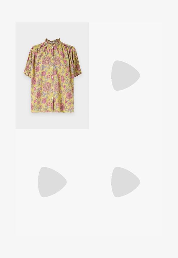 Geel bloemenblouse met roze en grijze patronen, pofmouwen, een ruchesnek en een voorknopsluiting.; Bloemmotieven shorts in geel, met roze en grijze ontwerpen, elastische tailleband met een strik en een losse, relaxte pasvorm.; Zwarte leren ballerina met een ronde neus, gladde textuur, minimale stikdetails en een flexibele zoolontwerp.; Beige canvas draagtas met kleurrijke bloemenborduursels in rood, blauw en roze; touwhandgrepen en een gouden logo-accent.