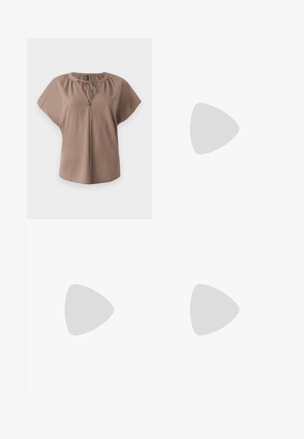 Chemisier marron à manches courtes avec un col en V, un détail à nouer et une coupe décontractée. Fabriqué en tissu doux avec une texture lisse et sans motifs.; Pantalons bruns ajustés en tissu lisse et extensible. Jambes droites et taille plate sans matériel visible ni poches.; Chaussure de sport en suède brun avec des rayures blanches, bout rond, design à lacets et semelle en caoutchouc naturel. Empeigne texturée avec des détails de couture.; Sac fourre-tout en cuir marron avec une texture lisse, design à ouverture supérieure et deux poignées pour le porter à l'épaule. Présente des coutures minimales et aucun matériel visible.