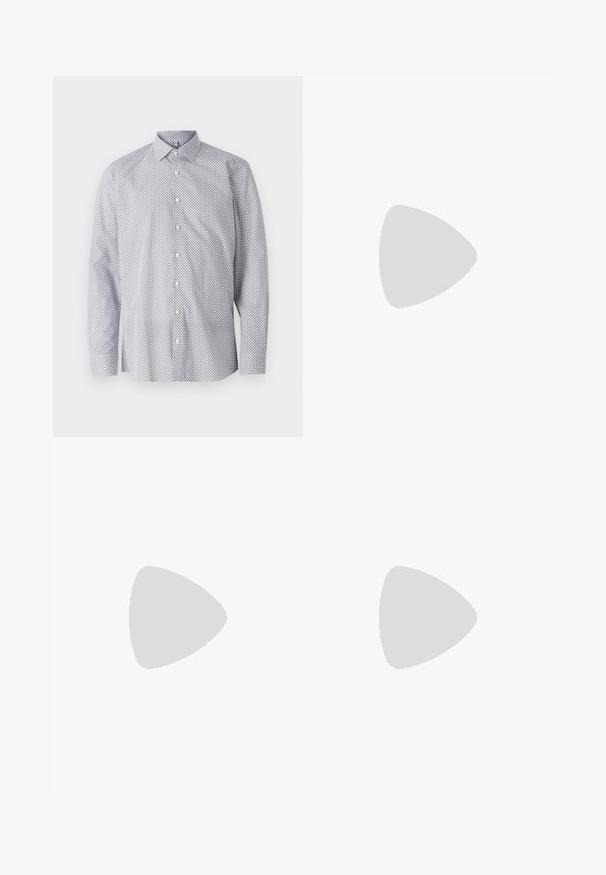 Bílá košile s dlouhým rukávem a černým geometrickým vzorem, s klasickým límcem, knoflíkovou légou a měkkou bavlněnou tkaninou.; Sada pěti triček v černé, bílé a námořnické modré barvě. Bavlněná tkanina, krátké rukávy, kulatý límec a hladký povrch bez vzorů.; Zelené kalhoty s potiskem hada v odstínech hnědé a oranžové, rovného střihu a hladké textury.; Černé kožené mokasíny s hladkým povrchem, kulatou špičkou a malým dekorativním klopou. Mají nízký stočený podpatek a decentní branding.