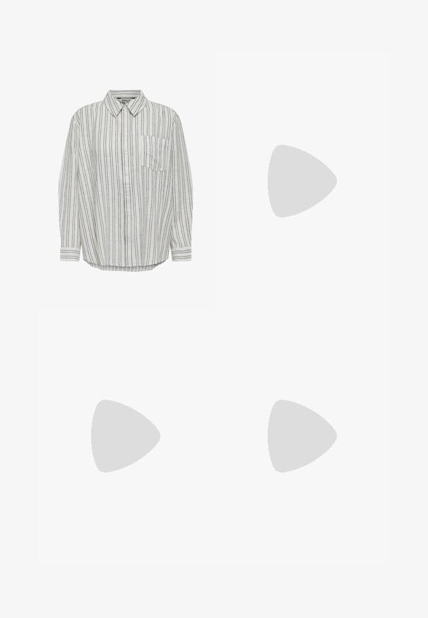 Hvid- og gråstribet skjorte med knapper, der har krave, en enkelt brystlomme, og lange ærmer med manchetter. Blødt, let stof.; Bredde cargo jeans i lys blå denim med to sidelommer med klap, kontrastsyninger og et klassisk fem-lomme design.; Hvide sneakers med sorte striber og beige ruskindsdetaljer. Har en tekstureret gummisål og flade hvide snørebånd, båret med lyse sokker.; Et par rektangulære solbriller med lyseblå gennemsigtige stel og mørkegrå linser, der har lige templer og minimale hardware detaljer.