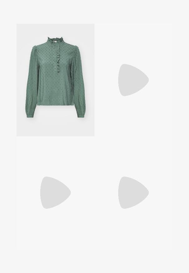 Blusa verde con maniche lunghe, colletto arricciato e patta con bottoni. Il tessuto strutturato presenta piccoli punti distanziati. Polsini aderenti all'estremità delle maniche.; Pantaloni neri a gamba larga in denim, con una vita strutturata, passanti per la cintura e tasche frontali. Texture liscia con un design classico.; Tacchi a piattaforma neri con punta appuntita e cinturino regolabile alla caviglia. Realizzati in pelle liscia, presentano un tacco a blocco spesso.; Borsa a tracolla nera in pelle con una forma curva, manico rimovibile e accessori dorati. La borsa presenta una patta con un dettaglio a fibbia.