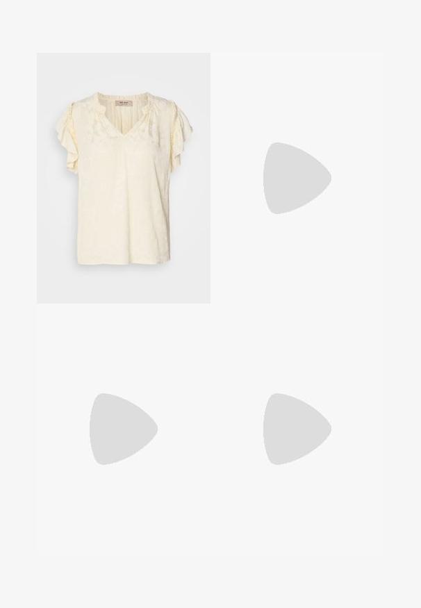 Kortermet topp med V-hals i lys kremfarge med teksturert blomstermønster; har volanger på ermene og en avslappet passform.; Sorte vidde-bukser med glatt tekstur, høy midje og et rent design. Ingen synlige lommer eller pynt.; Svart skinnballett-sko med spiss tå, stropp med sølvspenne, kombinert med svarte skreddersydde bukser med splitt i kanten.; Gullige hoop øreringer med en teksturert, uregelmessig form. Har en sømløs lukking og en polert overflatefinish som fremhever et moderne design.