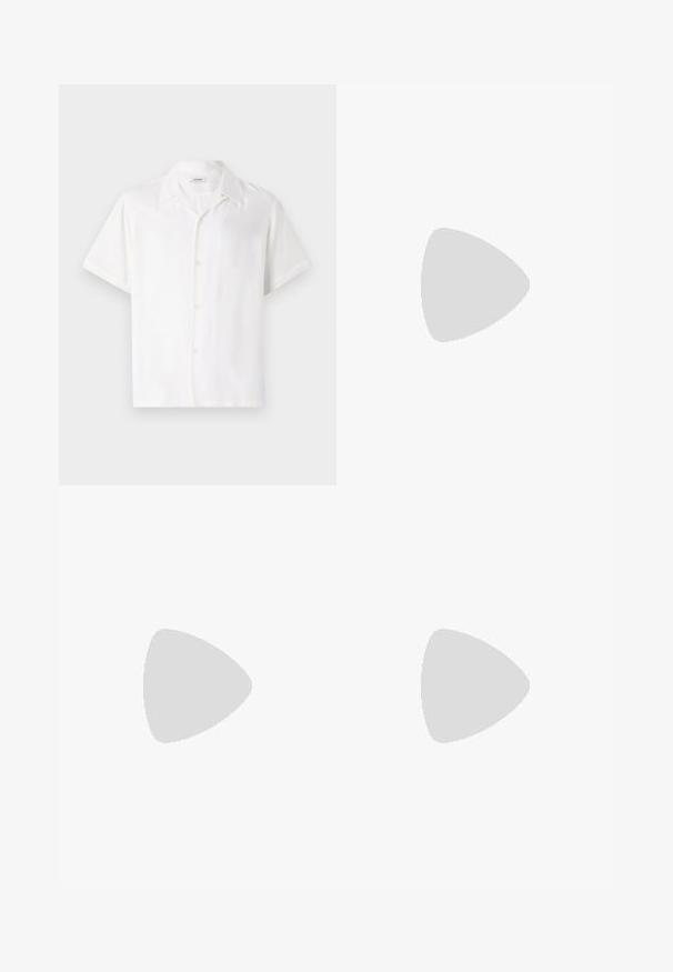Kortermet hvit skjorte laget av glatt stoff, med krage og en knappestolpe foran med fem knapper.; Sorte denim bukser med slim fit, fem lommer og gullfarget knappelukking. Glatt tekstur med minimal synlig slitasje.; Sorte skinn ankelstøvel med spiss tå, minimale sømdetaljer, en midhøy blokkhelle og en glatt, polert finish.; Sorte plast-solbriller med grønne linser, firkantede rammer, sølvdetalje på brynene, og teksturerte stangarmen. Angitt merke på indre arm.