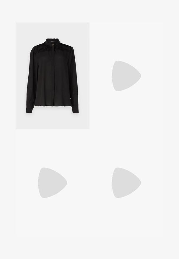 Zwarte blouse met lange mouwen en hoge kraag, met geplooide details op de schouders en een knoopsluiting aan de voorkant. Soepel, lichtgewicht stof.; Zwarte neplederen broek met krokodillenpatroon, slim fit, recht model, met een sluiting met knoop aan de voorkant en een standaard tailleband.; Zwarte patenten leren slingback schoenen met een spitse neus, twee bandjes, gouden ronde accenten en een lage blokhak.; Zwarte leren schoudertas met een zachte textuur, driehoekige vorm en verstelbare schouderriem, gecombineerd met een lichtblauw gestreept shirt en witte broek.