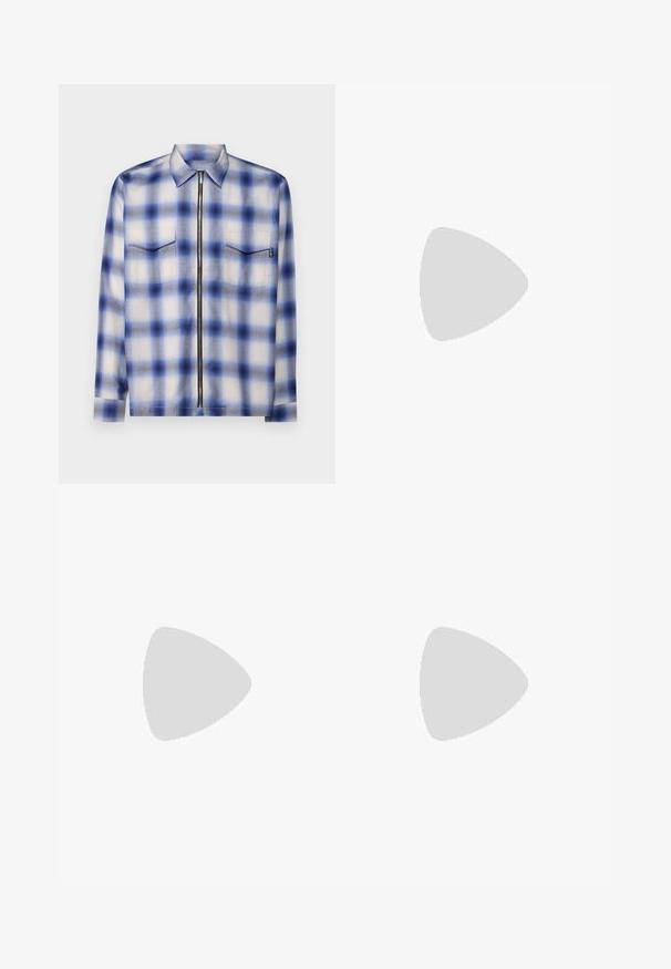 Knapperhemd aus leichtem Stoff mit blau-weißem Karomuster, langen Ärmeln, Kragen, zwei Brusttaschen und einem Frontreißverschluss.; Schwarzes Baumwoll-T-Shirt mit Rundhalsausschnitt, kurzen Ärmeln und weißem Logodruck auf der linken Brust. Einfaches, einfarbiges Design.; Dunkelblaue Denim-Jeans mit geradem Bein, fünf Taschen und dezenten Stickdetails. Verfügen über einen Knopf- und Reißverschluss.; Schwarze Ledersneaker mit weißen Gummisohlen, ausgestattet mit runden Schnürsenkeln, glatter Oberfläche und dezentem Branding an der Ferse. Getragen mit blauen Jeans.