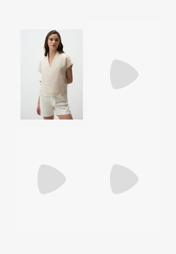 Beige Leinenoberteil mit kurzen Ärmeln und V-Ausschnitt. Der Saum ist gerade und ergänzt weiße Shorts. Der Stoff hat eine leicht strukturierte Oberfläche.; Schwarze Hose mit geradem Schnitt, ausgestattet mit Fronttaschen und Seitenschlitzen am Saum. Hergestellt aus weichem, glattem Stoff. Geeignet für verschiedene Anlässe.; Schwarze patentierte Sandalen mit Absatz, quadratischer Spitze, Knöchelriemen und silbernen Schnallen. Mit einem stabilen Blockabsatz für mehr Stabilität.; Schwarze Tote-Bag aus glattem Leder, mit einem abgerundeten, offenen Oberteil, zwei Schulterträgern und einem minimalistischen Design.