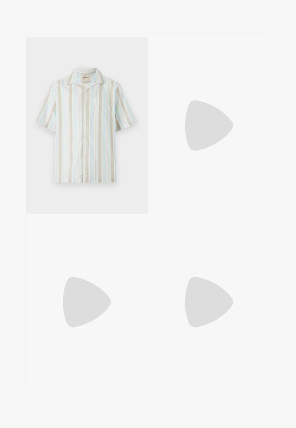 Kortgebreid overhemd met korte mouwen, gekenmerkt door verticale strepen in lichtblauw, beige en wit. Zachte stof met een ontspannen pasvorm en een klassieke kraag.; Witte katoenen t-shirt met korte mouwen, ronde hals en een relaxed fit. Gladde textuur zonder zichtbare patronen of accenten.; Witte linnen broeken met een elastische tailleband met koord, een wijd been ontwerp en schone naden. Glad textuur met een casual pasvorm.; Beige suède instapklompen met een kurken voetbed, een ronde teen en een eenvoudige band met een goudkleurige gesp. Rubberen zool voor grip.; Metalen zonnebril met ovale groene lenzen. Dunne zilveren metalen rand en zwarte oorstoppers. Minimalistisch ontwerp, zonder zichtbare logo's.