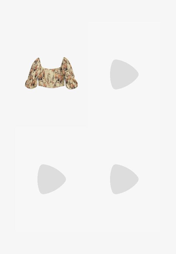 Twist Camicetta - white; Pantaloni larghi beige realizzati in cotone morbido, dotati di una cintura e tasche laterali. Il tessuto presenta una texture liscia con risvolti piegati.; Sandal senza tacco con tomaia in tessuto intrecciato beige, punta aperta e suola intermedia curva in legno. Il design presenta una superficie liscia e una forma minimalista.; Borsa in pelle beige con una forma unica, caratterizzata da due manici corti e una lunga tracolla regolabile. Texture liscia con hardware minimale.