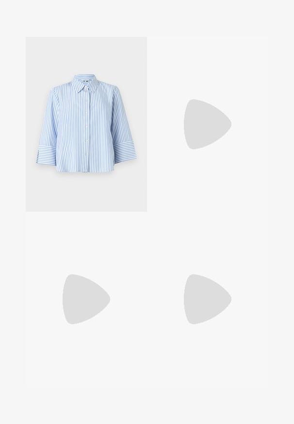 TOM TAILOR MODERN SHAPE STRIPED - Hemdbluse - mid blue/white; Navyblaue maßgeschneiderte Hose mit geradem Schnitt, gefertigt aus glattem Stoff. Verfügt über Gürtelschlaufen, Eingrifftaschen und ein schlichtes Taillenbunddesign.; Braune Lederloafers mit glänzender Oberfläche, ausgestattet mit einer dekorativen goldenen Schnalle an der Vorderseite und einem niedrigen Blockabsatz. Klassisches Design.; Braune Wildleder-Tote mit weicher Textur, offenem Oberteil und einem einzelnen Schulterriemen. Verfügt über eine glatte Oberfläche und minimale Details.