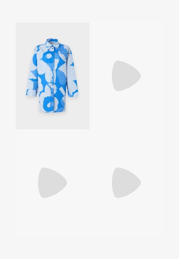 Marimekko HEITTO UNIKKO - Skjortebluse - blue/white; Lyseblå denimjeans med høy livlinje, vide ben, to sidelommer og plisserte detaljer. Myk tekstur med en falmet finish.; Sorte lærreim hæler med spiss tå, som har en slank hæl og en gullfarget detalj på den justerbare stroppen. Glatt tekstur.; Kremfarget håndveske med teksturert overflate, buet form, kort håndtak og gullfarget logo. Glidelås lukking på toppen.
