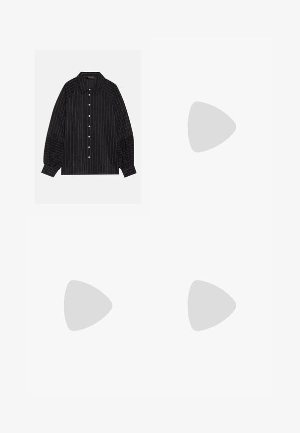 Svart skjorte med knapper og hvite striper, med spiss krage, lange ermer og elastiske mansjetter. Laget av et teksturert stoff.; Svart vide bukser med høy midje, knappdetaljer på midjebåndet og frontplisser.; Sorte patentlær ankle boot med spiss tå og en mellomhøy blokkhelt. Glatt tekstur og minimalistisk design.; Svart lær toteveske med to lange håndtak, en glatt tekstur og en strukturert form. Har en frontlomme for ekstra oppbevaring.